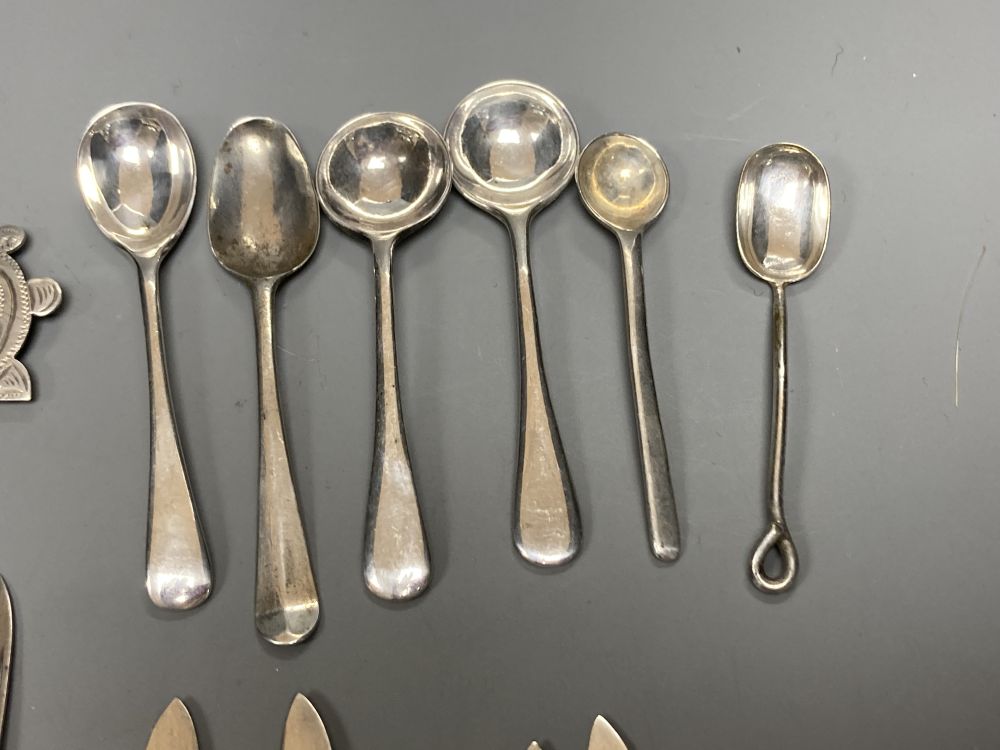 Six assorted early 20th century mother of pearl and silver fruit knives, four small silver condiment spoons, two others, etc.